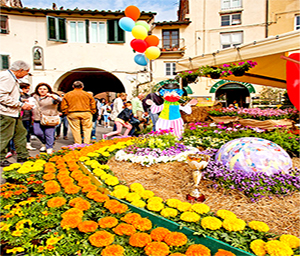 Lucca sommersa di fiori e dolciumi nei cinque giorni della Fiera di Santa Zita