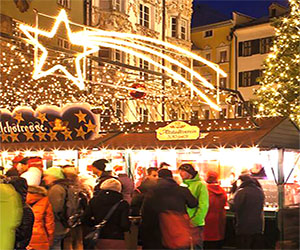 Natale a Lucca, mercatini, alberi, luci e colori, addobbi: il fascino di una città in festa