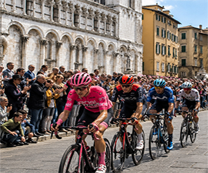 Lucca si veste di rosa: il Giro d’Italia attraversa il territorio, da Porcari verso la Versilia