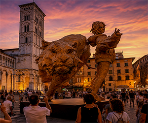 Cartasia: i giganti di carta sparsi in centro fanno di Lucca la Capitale Mondiale della Paper Art