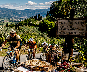 Ciclostorica Vinaria di Marlia: pedalando tra ville, vigneti e oliveti con le bici di una volta