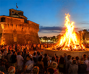 Forte dei Marmi celebra Sant’Ermete: tre giorni tra Focata, grande fiera e fuochi sul mare
