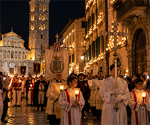 Santa Croce, Lucca accende migliaia di lumini per la sua festa più amata
