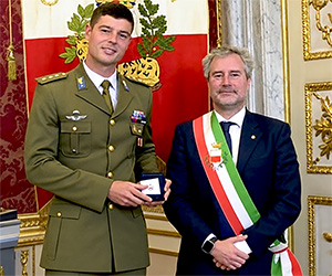 Medaglia al Capitano lucchese dei parà: si era tuffato per salvare un uomo nell’auto in mare