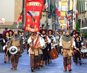 Lucca: colpi di cannone da P.le Verdi per celebrare la festa di San Paolino