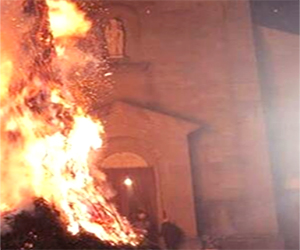 A Camporgiano la sera del 24<br>danno fuoco all'albero di Natale