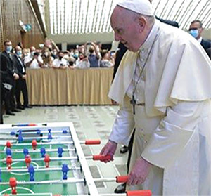 Il Papa si diverte al biliardino con i membri<br> dall'Associazione Calcio Balilla di Altopascio